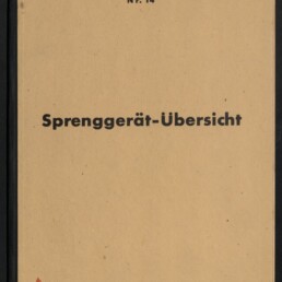 Beige Buchcover mit schwarzem Buchrücken und großem mittigem Titel „Sprenggerät‑Übersicht“, oben der Schriftzug „Deutsche Minenräumdienstvorschrift Nr. 14“ und eine handschriftliche Prüfnummer rechts oben; unten links ein Museumssiegel/Wasserzeichen.