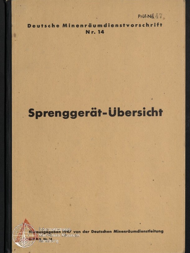 Beige Buchcover mit schwarzem Buchrücken und großem mittigem Titel „Sprenggerät‑Übersicht“, oben der Schriftzug „Deutsche Minenräumdienstvorschrift Nr. 14“ und eine handschriftliche Prüfnummer rechts oben; unten links ein Museumssiegel/Wasserzeichen.