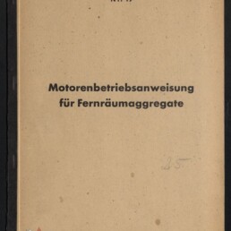 Beige, leicht gesprenkeltes Heft mit schwarzem Buchrücken und großem, zentriertem Titel 