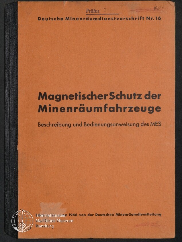 Orangefarbenes Buch mit schwarzem Rücken, großer Titel „Magnetischer Schutz der Minenräumfahrzeuge“ und Untertitel „Beschreibung und Bedienungsanweisung des MES“, oben kleingedruckt „Deutsche Minenräumdienstvorschrift Nr.16“ und unten links Museumssignet mit Hinweis auf das Internationale Maritimes Museum Hamburg.