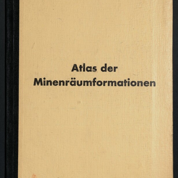 Beiges Buchcover mit schwarzem Rücken, großer schwarzer Titel 