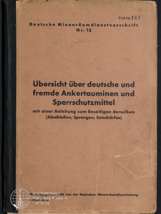 Beige, leicht zerknittertes Buchcover einer deutschen Minenräumdienstvorschrift (Nr. 13) mit schwarzem Rücken, großem Titel „Übersicht über deutsche und fremde Ankertauminen und Sperrschutzmittel“ und Museumslogo unten links