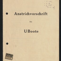 Umschlag eines historischen deutschen Dokuments mit der Überschrift „Anstrichvorschrift für UBoote“, handschriftlichen Notizen am oberen Rand, zwei Lochungen an der linken Kante sowie Stempeln und Druckvermerken (u. a. KRUPP, April 1943) im unteren Bereich.