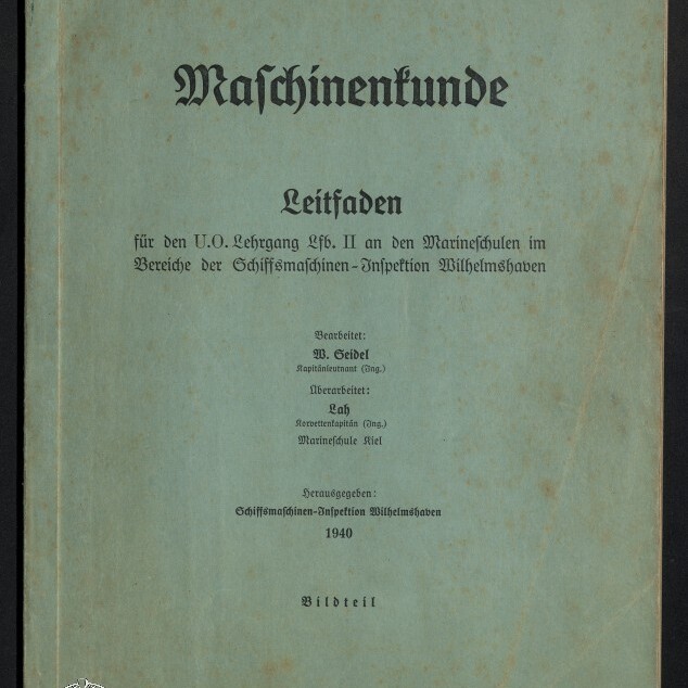 Vorderseite eines hellgrün-blauen, leicht fleckigen Lehrhefts mit dem Frakturtitel Maschinenkunde und dem Untertitel Leitfaden, gedruckten Verlags- und Datierungsangaben (1940) sowie dem Logo des Internationalen Maritimen Museums Hamburg unten links