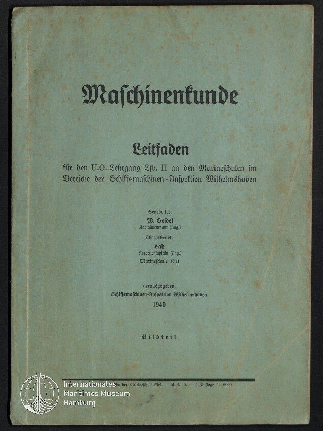 Vorderseite eines hellgrün-blauen, leicht fleckigen Lehrhefts mit dem Frakturtitel Maschinenkunde und dem Untertitel Leitfaden, gedruckten Verlags- und Datierungsangaben (1940) sowie dem Logo des Internationalen Maritimen Museums Hamburg unten links