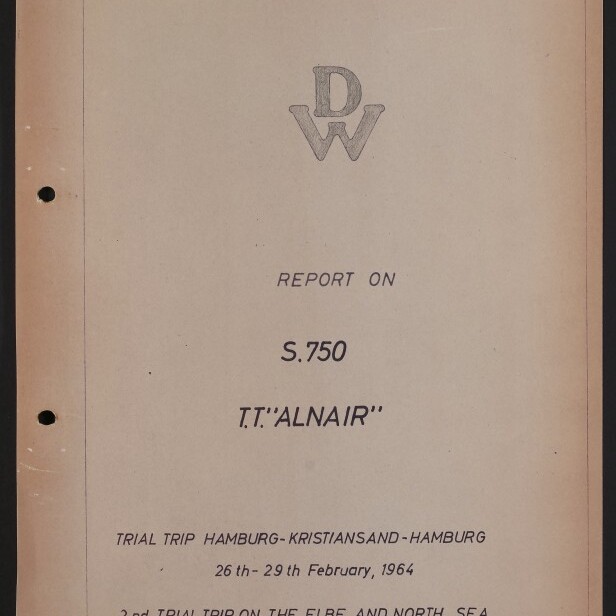 Beige Titelblatt eines Berichts mit eingedrucktem 'DW'-Logo oben, dem Titel 'REPORT ON S.750 T.T. 