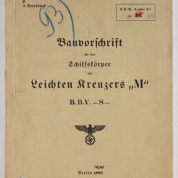 Titelseite einer historischen deutschen Bauvorschrift in Frakturschrift mit dem Titel „Bauvorschrift für den Schiffskörper des Leichten Kreuzers ‚M‘ B.B.V.-S-“, dazu handschriftliche Nummern und Stempel oben rechts und links sowie ein nationalsozialistischer Reichsadler über einem Hakenkreuz; unten links das Logo des Internationalen Maritimen Museums Hamburg.