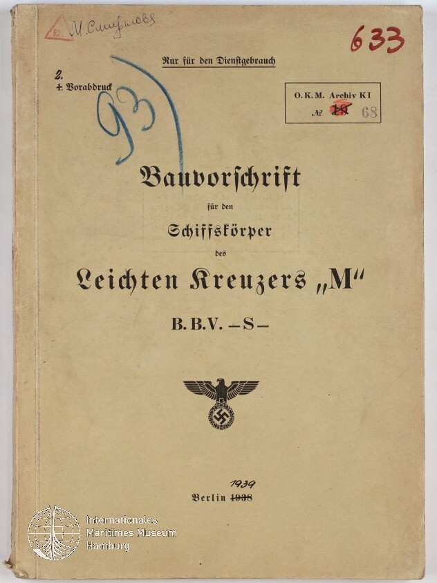Titelseite einer historischen deutschen Bauvorschrift in Frakturschrift mit dem Titel „Bauvorschrift für den Schiffskörper des Leichten Kreuzers ‚M‘ B.B.V.-S-“, dazu handschriftliche Nummern und Stempel oben rechts und links sowie ein nationalsozialistischer Reichsadler über einem Hakenkreuz; unten links das Logo des Internationalen Maritimen Museums Hamburg.