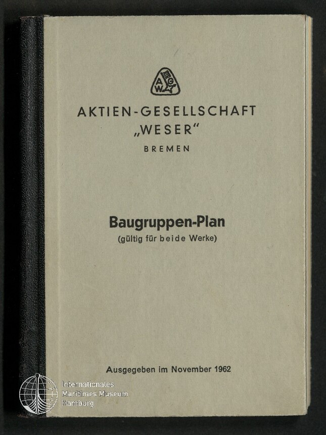 Helles Buchcover mit schwarzem Buchrücken, oben ein Firmenlogo und der Schriftzug ‚AKTIEN-GESELLSCHAFT „WESER“ BREMEN‘, in der Mitte der Titel ‚Baugruppen-Plan (gültig für beide Werke)‘ und unten der Hinweis ‚Ausgegeben im November 1962‘, mit kleinem Museumswasserzeichen unten links.