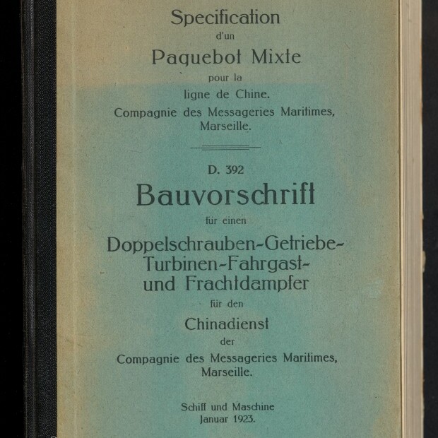 Bläulich-grüner Buchumschlag mit schwarzem Leinenrücken, Titeltext in Deutsch und Französisch zu einer Bauvorschrift für einen Paquebot mixte/Doppelschrauben-Getriebe-Turbinen-Fahrgast- und Frachtdampfer für den Chinadienst der Compagnie des Messageries Maritimes, datiert Januar 1923; unten links aufgedrucktes Siegel des Internationalen Maritimen Museums Hamburg.