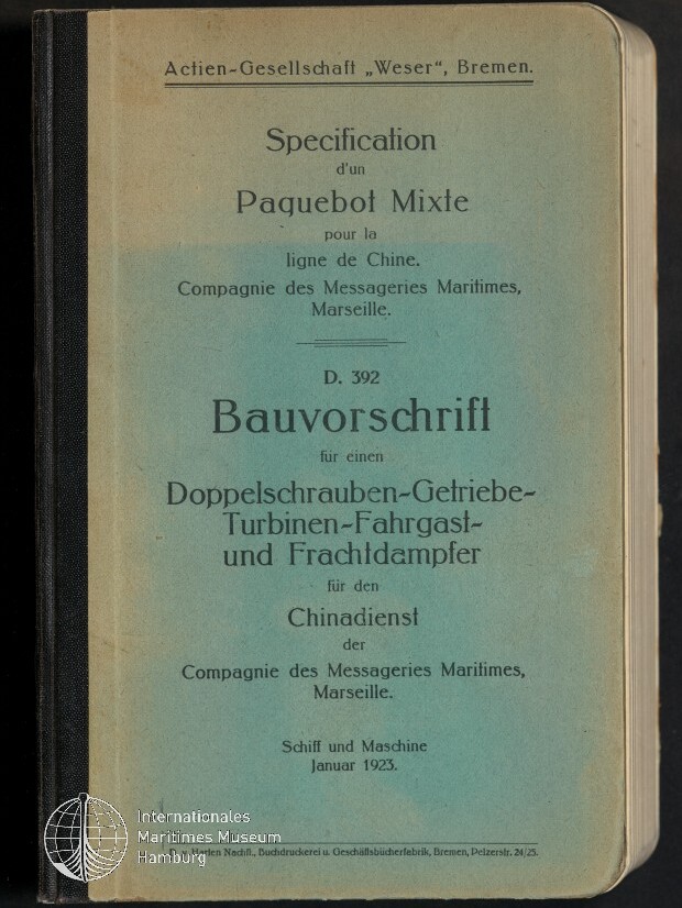 Bläulich-grüner Buchumschlag mit schwarzem Leinenrücken, Titeltext in Deutsch und Französisch zu einer Bauvorschrift für einen Paquebot mixte/Doppelschrauben-Getriebe-Turbinen-Fahrgast- und Frachtdampfer für den Chinadienst der Compagnie des Messageries Maritimes, datiert Januar 1923; unten links aufgedrucktes Siegel des Internationalen Maritimen Museums Hamburg.