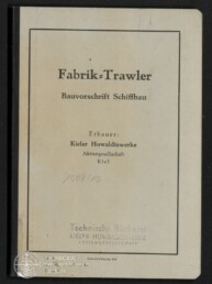 Deckblatt eines beigen Heftes mit dem Titel „Fabrik‑Trawler — Bauvorschrift Schiffbau“, Angaben zum Erbauer „Kieler Howaldtswerke Aktiengesellschaft Kiel“, sichtbarer Stempel „Technische Bücherei“ unten und schwarzer Einbandstreifen links.