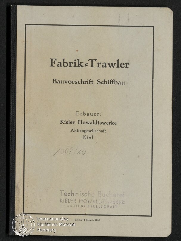 Deckblatt eines beigen Heftes mit dem Titel „Fabrik‑Trawler — Bauvorschrift Schiffbau“, Angaben zum Erbauer „Kieler Howaldtswerke Aktiengesellschaft Kiel“, sichtbarer Stempel „Technische Bücherei“ unten und schwarzer Einbandstreifen links.