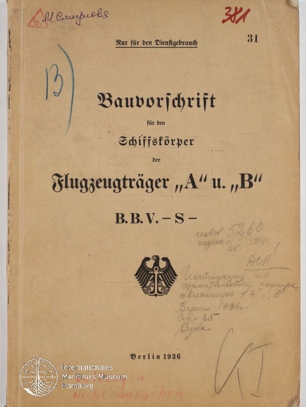 Vergilbter Einband einer deutschen Dienstvorschrift mit dem Titel „Bauvorschrift für den Schiffskörper der Flugzeugträger ‚A‘ u. ‚B‘“, datiert Berlin 1936, mit schwarzem Reichsadler, handschriftlichen Notizen, Stempeln und Inventarnummern.