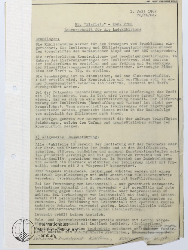 Getipptes deutsches Dokument vom 1. Juli 1962: Bauvorschrift für die Ladekühlräume der MS „Elafeth“ (Kom. 2700) mit den Abschnitten „Grundlagen“ und „Allgemeine Bauausführung“ auf vergilbtem Papier, unten links Stempel/Logo des Internationalen Maritimen Museums Hamburg.
