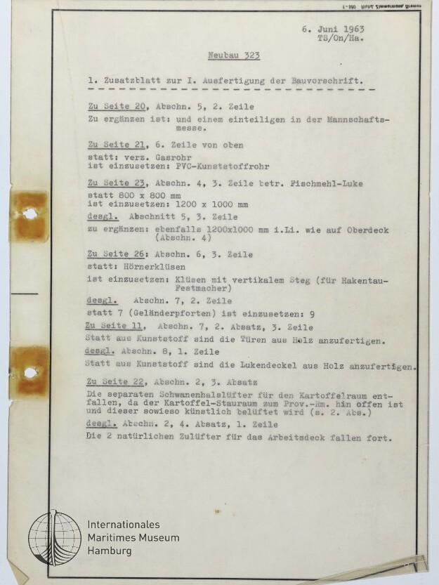 Maschinenschriftliches Zusatzblatt mit Datum 6. Juni 1963 und Überschrift „Neubau 323“, das mehrere nummerierte Ergänzungen zu Bauvorschriften in deutscher Sprache auflistet; links zwei Lochungen mit braunen Klebestreifen und unten links das Logo des Internationalen Maritimen Museums Hamburg.