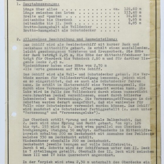 Getyptes technisches Schiffbau-Dokument mit Datum 24. Mai 1962 und Überschrift 'Neubau 319 Frachtmotorschiff Schiffbauvorschrift', zeigt Listen mit Hauptabmessungen und Fließtext zur Raumeinteilung, gelochte Randlöcher, Klebeband an den Ecken und Stempel des Maritimen Museums unten links.