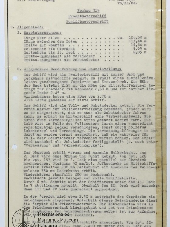 Getyptes technisches Schiffbau-Dokument mit Datum 24. Mai 1962 und Überschrift 'Neubau 319 Frachtmotorschiff Schiffbauvorschrift', zeigt Listen mit Hauptabmessungen und Fließtext zur Raumeinteilung, gelochte Randlöcher, Klebeband an den Ecken und Stempel des Maritimen Museums unten links.