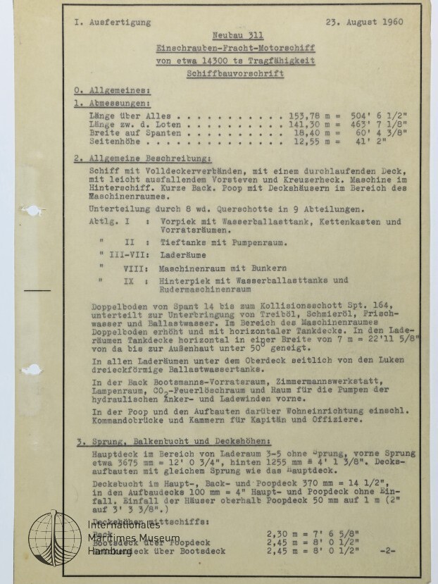 Gelbliche, maschinengeschriebene Schiffsbauvorschrift mit dem Titel „Neubau 311 Einschrauten‑Fracht‑Motorschiff“ vom 23. August 1960, mit tabellarischen Maßen und Abschnitten (Allgemeines, Abmessungen, Beschreibung), zwei Lochungen an der linken Seite und einem Stempel des Internationalen Maritimen Museums Hamburg unten links.