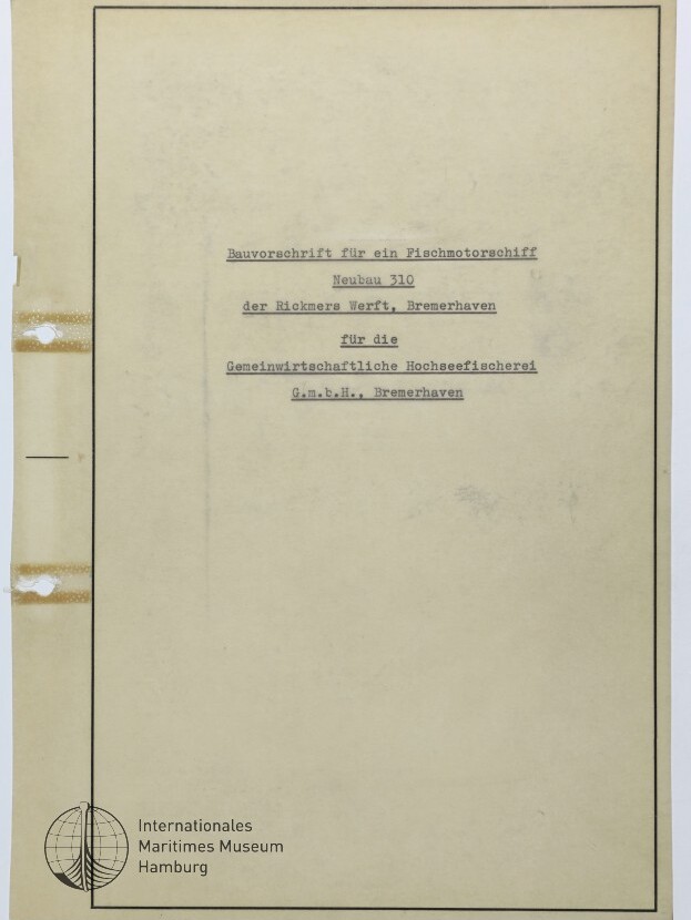 Beige Deckblatt mit schwarzem Rahmen und zentriert getipptem deutschen Titel zur Bauvorschrift für ein Fischmotorschiff (Neubau 310) der Rickmers Werft, Bremerhaven; links zwei verstärkte Lochungen mit Klebeband, unten links Logo und Schriftzug des Internationalen Maritimen Museums Hamburg.