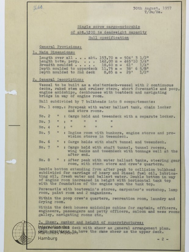 Gescanntes, leicht vergilbtes getipptes Schiffsspezifikationsdokument vom 30. August 1957 mit dem Titel Single screw cargo-motorship, Auflistung von Hauptabmessungen und einer nummerierten allgemeinen Beschreibung; Papier mit zwei Lochungen am linken Rand und Stempel des Maritimen Museums Hamburg unten links.