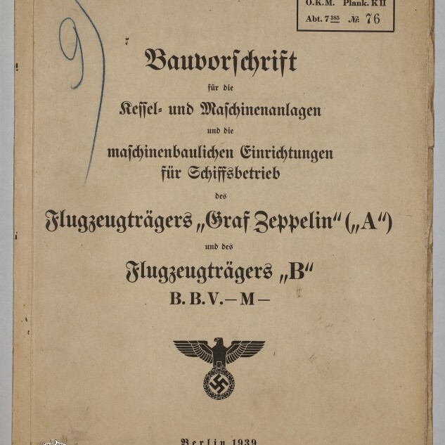 Titelblatt einer deutschen Dienstvorschrift (Berlin 1939) in Frakturschrift für die Kessel‑ und Maschinenanlagen des Flugzeugträgers „Graf Zeppelin“ und „B“, mit NS‑Reichsadler und Hakenkreuz, handschriftlichen Notizen und Museumsstempel.