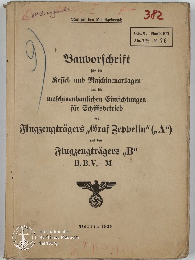 Titelblatt einer deutschen Dienstvorschrift (Berlin 1939) in Frakturschrift für die Kessel‑ und Maschinenanlagen des Flugzeugträgers „Graf Zeppelin“ und „B“, mit NS‑Reichsadler und Hakenkreuz, handschriftlichen Notizen und Museumsstempel.