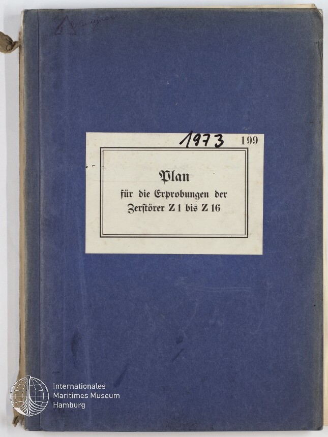 Blaues Heft mit rechteckigem weißen Etikett in Frakturschrift 'Plan für die Erprobungen der Zerstörer Z 1 bis Z 16', oben auf dem Etikett handschriftlich '1973' und weißes Museumslogo des Internationalen Maritimen Museums Hamburg unten links.