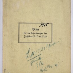 Vergilbtes Deckblatt eines Hefts mit dem gedruckten Titel »Plan für die Erprobungen der Zerstörer Z 17 bis Z 22«, handschriftlichen Notizen und Signaturen in Blaugrün, einer roten Stempelnummer unten rechts, der Seitenzahl 27 oben rechts und einem Museumslogo unten links.