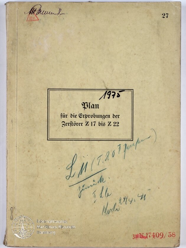 Vergilbtes Deckblatt eines Hefts mit dem gedruckten Titel »Plan für die Erprobungen der Zerstörer Z 17 bis Z 22«, handschriftlichen Notizen und Signaturen in Blaugrün, einer roten Stempelnummer unten rechts, der Seitenzahl 27 oben rechts und einem Museumslogo unten links.
