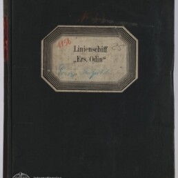 Schwarzer Buch- bzw. Ordnerumschlag mit mittig aufgeklebtem, achteckigem Etikett mit dem gedruckten Text „Linienschiff ‚Ers. Odin‘“, handschriftlichen Notizen in Rot und Blau sowie Museumslogo und Schriftzug „Internationales Maritimes Museum Hamburg“ unten links.