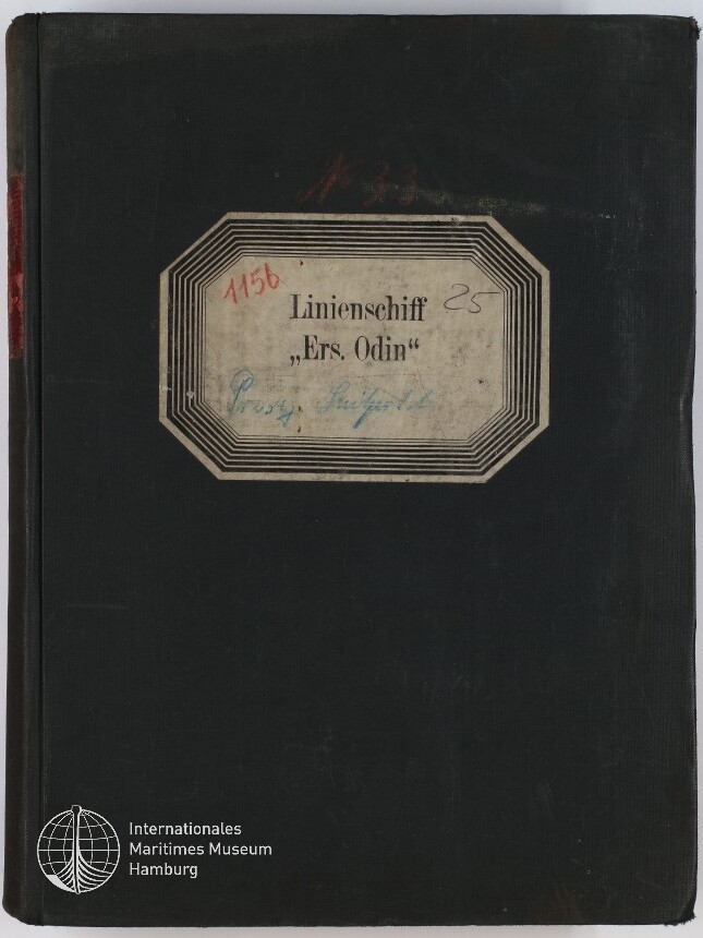 Schwarzer Buch- bzw. Ordnerumschlag mit mittig aufgeklebtem, achteckigem Etikett mit dem gedruckten Text „Linienschiff ‚Ers. Odin‘“, handschriftlichen Notizen in Rot und Blau sowie Museumslogo und Schriftzug „Internationales Maritimes Museum Hamburg“ unten links.