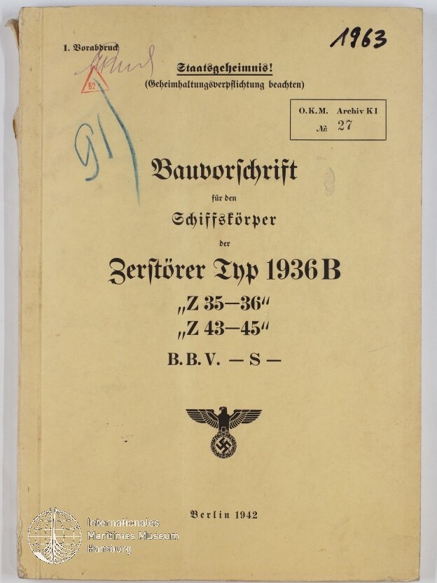 Titelblatt eines deutschen Marineschriftenhefts, gedruckt Berlin 1942, mit dem Titel ‚Bauvorschrift für den Schiffskörper der Zerstörer Typ 1936B‘, handschriftlichen Markierungen oben und einem Reichsadler mit Hakenkreuz sowie einem Museumsstempel unten links.