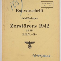 Umschlag eines deutschen Marinebauvorschriftshefts aus dem Zweiten Weltkrieg: gelblicher Einband mit dem Titel 'Bauvorschrift für den Schiffskörper des Zerstörers 1942 (Z 51) B.B.V.-S-', darunter ein Reichsadler mit Hakenkreuz, handschriftliche Markierungen und Stempel ('Staatsgeheimnis!', Archivnummer, '1977'), Druckangabe 'Berlin 1943' und Museumswasserzeichen.