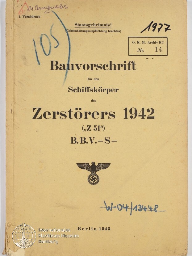 Umschlag eines deutschen Marinebauvorschriftshefts aus dem Zweiten Weltkrieg: gelblicher Einband mit dem Titel 'Bauvorschrift für den Schiffskörper des Zerstörers 1942 (Z 51) B.B.V.-S-', darunter ein Reichsadler mit Hakenkreuz, handschriftliche Markierungen und Stempel ('Staatsgeheimnis!', Archivnummer, '1977'), Druckangabe 'Berlin 1943' und Museumswasserzeichen.