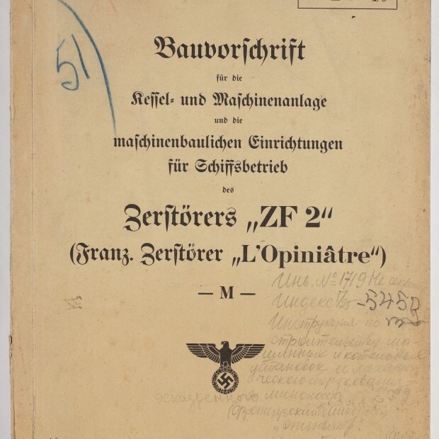 Vergilbter Umschlag einer Bauvorschrift von 1942 für die Kessel- und Maschinenanlage des Zerstörers „ZF 2“ (franz. „L'Opiniâtre“), mit Titel in Frakturschrift, handschriftlichen Notizen und Stempeln, schwarzem Reichsadler über Hakenkreuz und dem Vermerk „Berlin 1942“.
