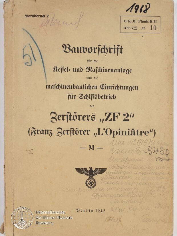 Vergilbter Umschlag einer Bauvorschrift von 1942 für die Kessel- und Maschinenanlage des Zerstörers „ZF 2“ (franz. „L'Opiniâtre“), mit Titel in Frakturschrift, handschriftlichen Notizen und Stempeln, schwarzem Reichsadler über Hakenkreuz und dem Vermerk „Berlin 1942“.
