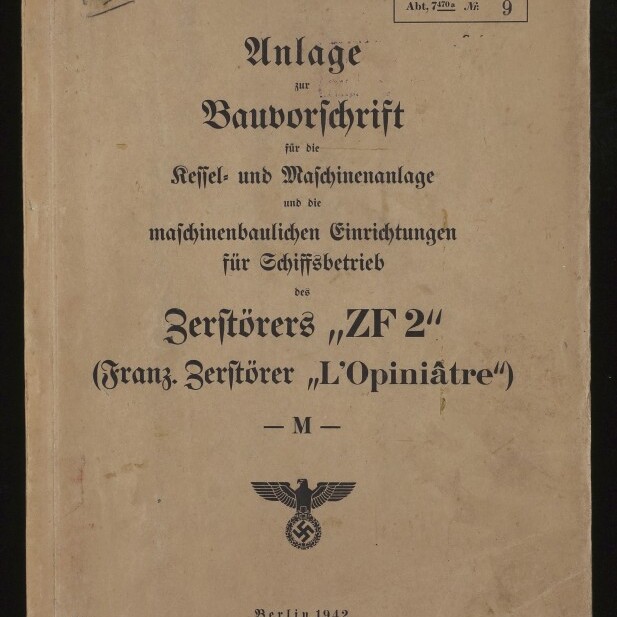 Vergilbter Buchdeckel einer deutschen Bauvorschrift von 1942 mit dem Titel zur Kessel- und Maschinenanlage des Zerstörers ZF 2 (franz. L'Opiniâtre), handschriftlichem Vermerk 