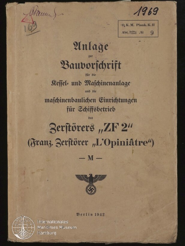 Vergilbter Buchdeckel einer deutschen Bauvorschrift von 1942 mit dem Titel zur Kessel- und Maschinenanlage des Zerstörers ZF 2 (franz. L'Opiniâtre), handschriftlichem Vermerk 