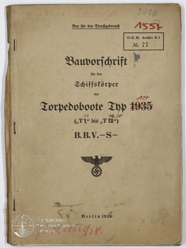 Vergilbtes Titelblatt eines Dienstvorschriftshefts aus Berlin 1938 mit der Überschrift 'Bauvorschrift' für 'Torpedoboote Typ 1935' in schwarzer Frakturschrift, handschriftlichen roten und blauen Nummern und Stempeln, links mit Heftung, einem Reichsadler mit Hakenkreuz und einem Museumswasserzeichen unten links.