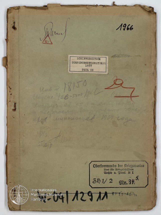 Vergilbte Aktenmappe mit eingerissenem Rand, handschriftlichen Notizen, roten Markierungen und mehreren Stempeln; mittig ein Etikett mit der Aufschrift „SCHIFFSBESTECK TORPEDOBOOTZERSTÖRER 1937 TEIL II“, oben rechts handschriftlich „1966“ und unten links das Logo des Internationalen Maritimen Museums Hamburg.