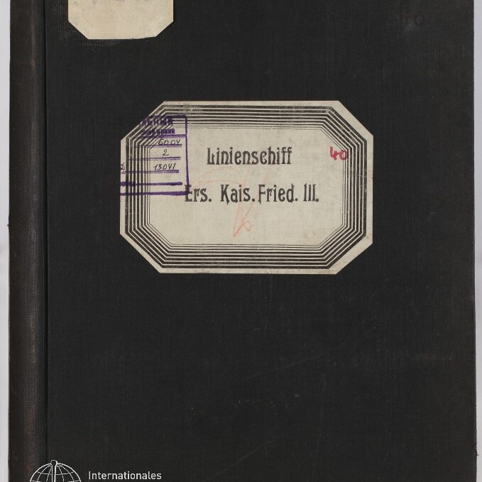 Schwarzer Buchdeckel mit zwei Etiketten: oben links ein abgegriffenes achteckiges Papieretikett mit der schwach gestempelten Nummer 120, zentral ein ornamentierter rechteckiger Aufkleber mit dem gedruckten Text „Linienschiff Ers. Kais. Fried. III.“ sowie violetten Stempel- und roten Handschriftspuren, unten links das Logo des Internationalen Maritimen Museums Hamburg.