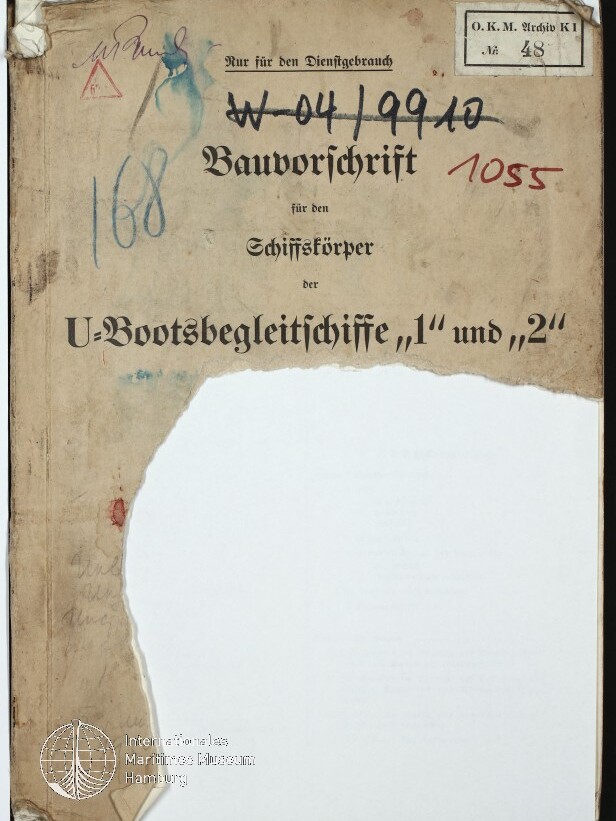 Vergilbtes Deckblatt einer historischen Bauvorschrift in Frakturschrift für den Schiffskörper der U‑Bootsbegleitschiffe „1“ und „2“, mit handschriftlichen Notizen und Nummern, roten und blauen Markierungen, Archivetikett oben rechts sowie großem Einriss und fehlendem unteren rechten Bereich; Museumslogo unten links sichtbar.