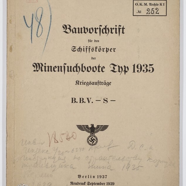 Titelblatt einer deutschen Dienstvorschrift mit der Überschrift 'Bauvorschrift für den Schiffsführer der Minensuchboote Typ 1935 — Kriegsaufträge B.B.V.‑S.', datiert 'Berlin 1937 / Neudruck September 1939', ergänzt durch einen Reichsadler mit Hakenkreuz, Stempel, handschriftliche Anmerkungen und ein Museumssignet.