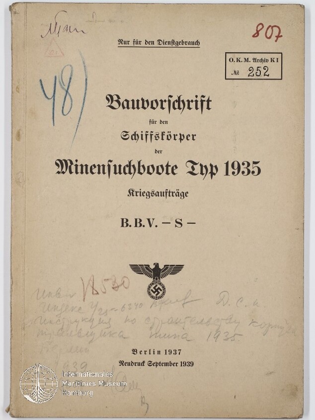 Titelblatt einer deutschen Dienstvorschrift mit der Überschrift 'Bauvorschrift für den Schiffsführer der Minensuchboote Typ 1935 — Kriegsaufträge B.B.V.‑S.', datiert 'Berlin 1937 / Neudruck September 1939', ergänzt durch einen Reichsadler mit Hakenkreuz, Stempel, handschriftliche Anmerkungen und ein Museumssignet.