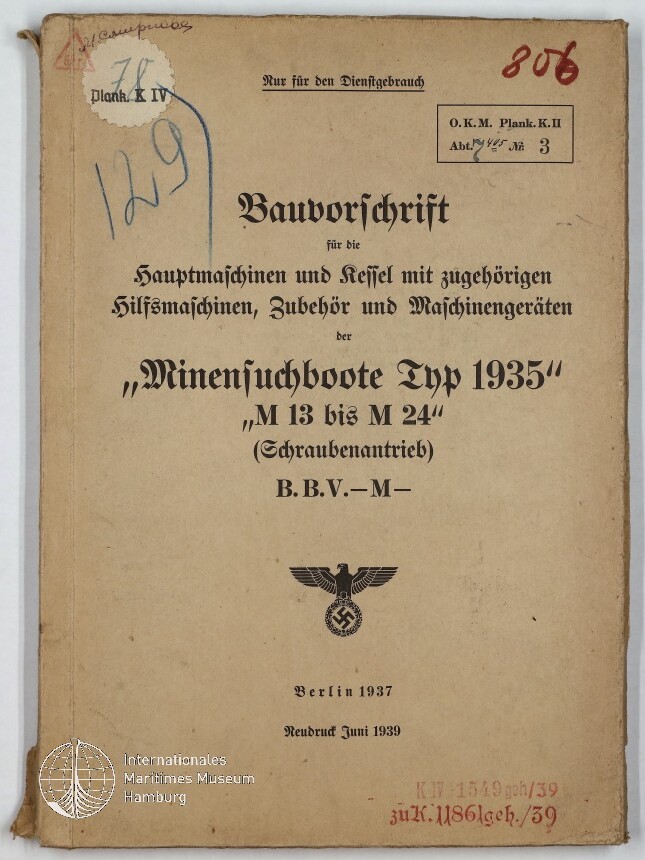 Titelblatt einer vergilbten technischen Bauvorschrift für die Minensuchboote Typ 1935 (Bauvorschrift für Hauptmaschinen und Kessel), gedruckt 1937 (Neudruck Juni 1939), mit schwarzer Reichsadler‑Swastika‑Vignette, handschriftlichen Zahlen, verschiedenen Stempeln und Museumssignet in der Ecke.