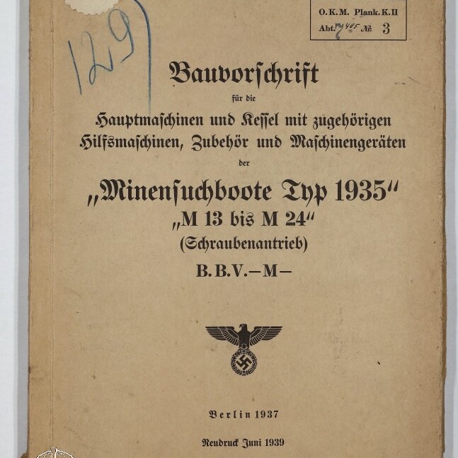 Titelblatt einer vergilbten technischen Bauvorschrift für die Minensuchboote Typ 1935 (Bauvorschrift für Hauptmaschinen und Kessel), gedruckt 1937 (Neudruck Juni 1939), mit schwarzer Reichsadler‑Swastika‑Vignette, handschriftlichen Zahlen, verschiedenen Stempeln und Museumssignet in der Ecke.