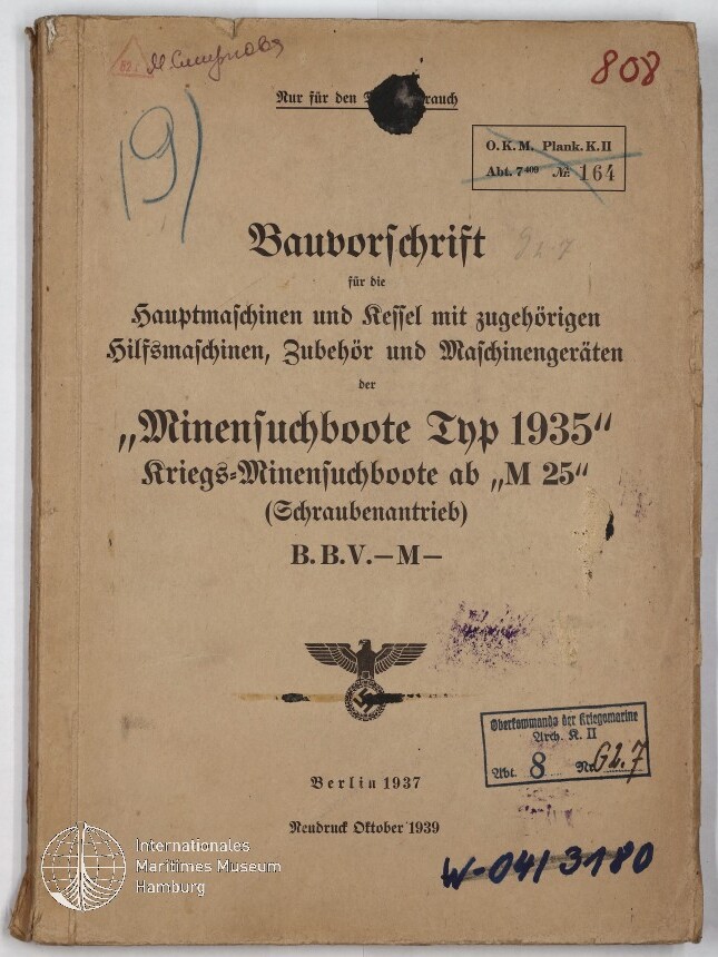 Vergilbtes Deckblatt eines deutschen Marinehandbuchs mit dem Titel ‚Bauvorschrift … Minensuchboote Typ 1935‘, versehen mit handschriftlichen Notizen und Stempeln, einem Tintenklecks, dem Reichsadler mit Hakenkreuz, dem Vermerk ‚Berlin 1937 / Neudruck Oktober 1939‘ und dem Logo des Internationalen Maritimen Museums Hamburg.