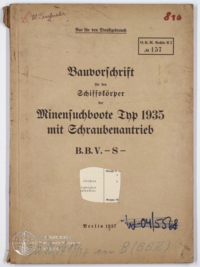 Vergilbtes Deckblatt einer deutschen Bauvorschrift von 1937 für Minensuchboote Typ 1935 mit Schraubenantrieb, gedruckt in schwarzer Frakturschrift, mit Archivstempel (O.K.M. Archiv K I Nr. 157), roten und blauen handschriftlichen Markierungen sowie Museumssignet unten links.