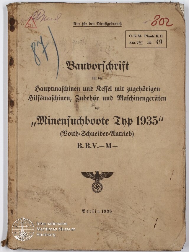 Vergilbtes Deckblatt eines technischen Diensthefts von 1936 mit dem Titel ‚Bauvorschrift … Minensuchboote Typ 1935‘, handschriftlichen Notizen und Stempeln, gedrucktem Reichsadler mit Hakenkreuz und Wasserzeichen des Internationalen Maritimen Museums Hamburg.